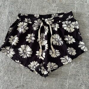 NWOT Women’s Billabong Black/White Floral Pull On Pipe Line Shorts Size Medium
